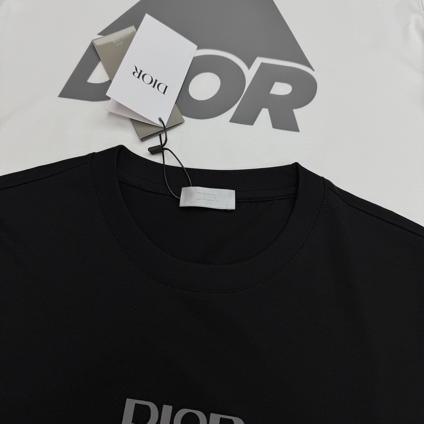 Dior迪奥26s春夏圆领T恤.新品推荐❤️纯色系-优质190g丝光棉布制成，机织技术，相比于普通面料更加富有质感...