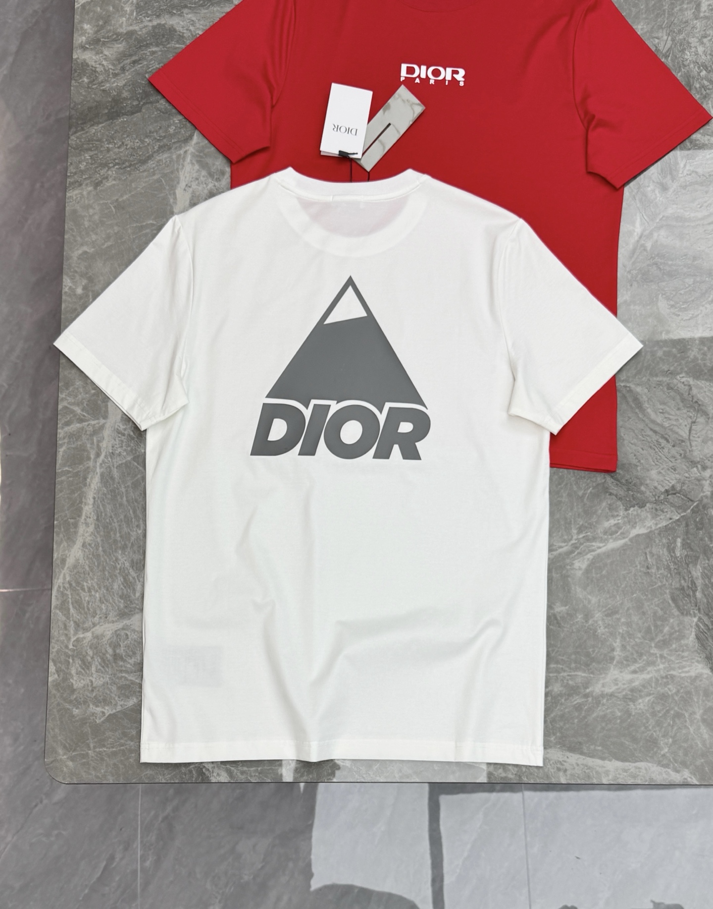 Dior迪奥26s春夏圆领T恤.新品推荐❤️纯色系-优质190g丝光棉布制成，机织技术，相比于普通面料更加富有质感...