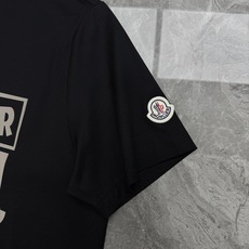 Moncler 蒙口新款丝光短袖T恤,经典字母立体烫画设计.简约又有辨识度✨左袖经典蒙口徽章,细节满分!高品质丝光棉面料 Moncler 蒙口新款丝光短袖T恤,经典字母立体烫画设计.简约又有辨识度✨左袖经典蒙口徽章,细节满分!高品质丝光棉面料
