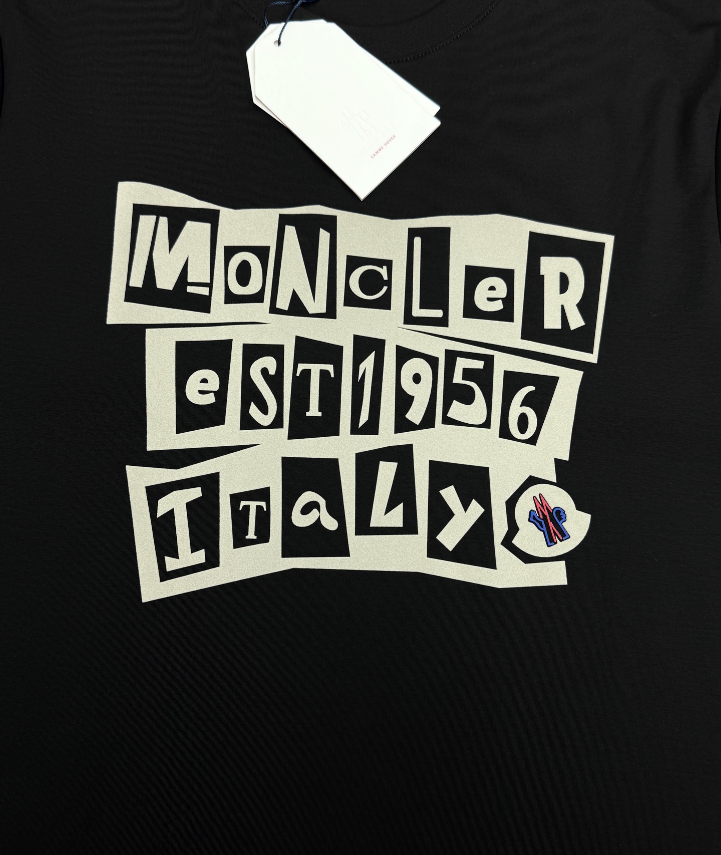Moncler 蒙口新款丝光短袖T恤,经典字母立体烫画设计.简约又有辨识度✨左袖经典蒙口徽章,细节满分!高品质丝光棉面料 Moncler 蒙口新款丝光短袖T恤,经典字母立体烫画设计.简约又有辨识度✨左袖经典蒙口徽章,细节满分!高品质丝光棉面料