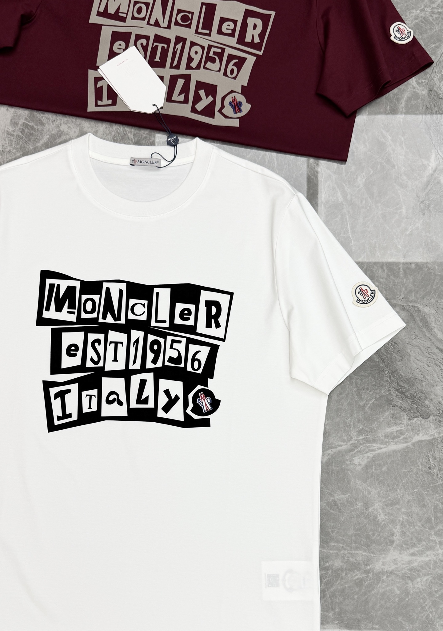 Moncler 蒙口新款丝光短袖T恤,经典字母立体烫画设计.简约又有辨识度✨左袖经典蒙口徽章,细节满分!高品质丝光棉面料 Moncler 蒙口新款丝光短袖T恤,经典字母立体烫画设计.简约又有辨识度✨左袖经典蒙口徽章,细节满分!高品质丝光棉面料
