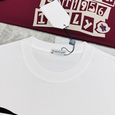 Moncler 蒙口新款丝光短袖T恤,经典字母立体烫画设计.简约又有辨识度✨左袖经典蒙口徽章,细节满分!高品质丝光棉面料 Moncler 蒙口新款丝光短袖T恤,经典字母立体烫画设计.简约又有辨识度✨左袖经典蒙口徽章,细节满分!高品质丝光棉面料