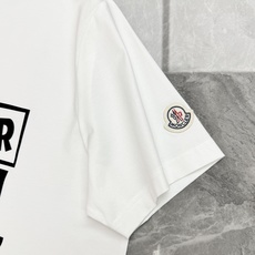 Moncler 蒙口新款丝光短袖T恤,经典字母立体烫画设计.简约又有辨识度✨左袖经典蒙口徽章,细节满分!高品质丝光棉面料 Moncler 蒙口新款丝光短袖T恤,经典字母立体烫画设计.简约又有辨识度✨左袖经典蒙口徽章,细节满分!高品质丝光棉面料