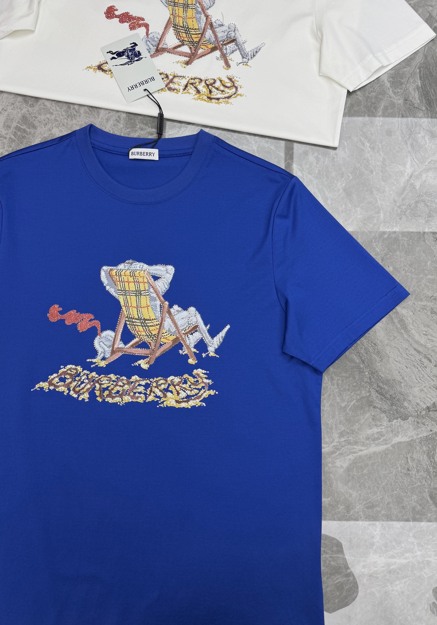 BBR*巴宝莉2026s新品丝光棉T恤，胸前经典巴宝莉字母图形搭配.立体烫画搭配双层工艺立体烫钻.帅气时尚，简约百搭款。