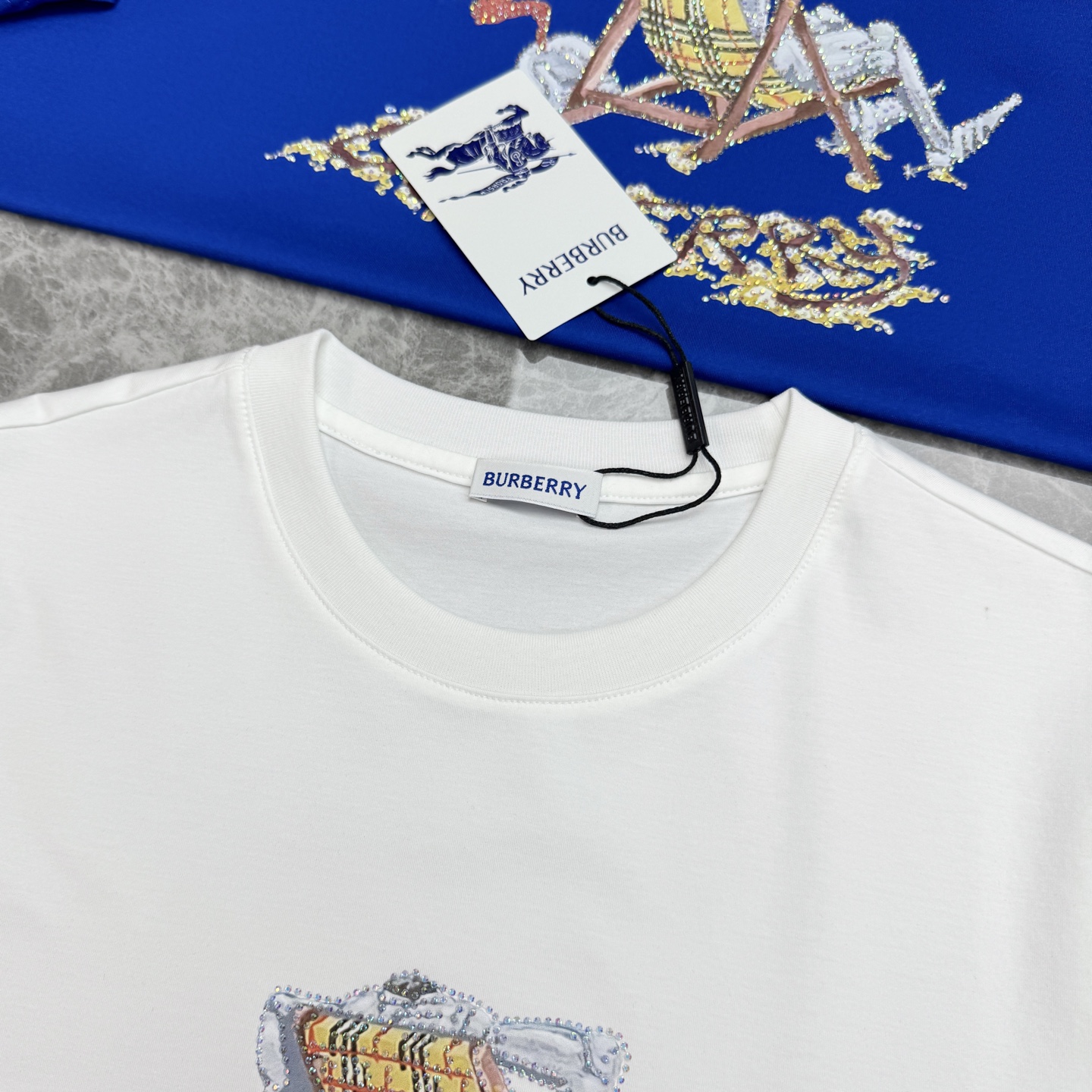 BBR*巴宝莉2026s新品丝光棉T恤，胸前经典巴宝莉字母图形搭配.立体烫画搭配双层工艺立体烫钻.帅气时尚，简约百搭款。