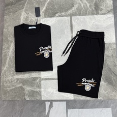 一套 Prada普拉达新款夏季套装🆕男女同款❤️T恤+短裤,简约设计+品牌刺绣徽标,烫画工艺.简约高级. 一套 Prada普拉达新款夏季套装🆕男女同款❤️T恤+短裤,简约设计+品牌刺绣徽标,烫画工艺.简约高级.