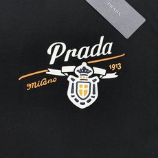 一套 Prada普拉达新款夏季套装🆕男女同款❤️T恤+短裤,简约设计+品牌刺绣徽标,烫画工艺.简约高级. 一套 Prada普拉达新款夏季套装🆕男女同款❤️T恤+短裤,简约设计+品牌刺绣徽标,烫画工艺.简约高级.