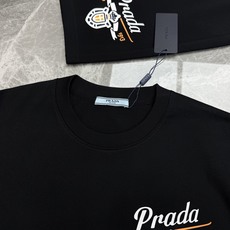 一套 Prada普拉达新款夏季套装🆕男女同款❤️T恤+短裤,简约设计+品牌刺绣徽标,烫画工艺.简约高级. 一套 Prada普拉达新款夏季套装🆕男女同款❤️T恤+短裤,简约设计+品牌刺绣徽标,烫画工艺.简约高级.