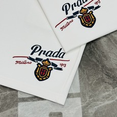 一套 Prada普拉达新款夏季套装🆕男女同款❤️T恤+短裤,简约设计+品牌刺绣徽标,烫画工艺.简约高级. 一套 Prada普拉达新款夏季套装🆕男女同款❤️T恤+短裤,简约设计+品牌刺绣徽标,烫画工艺.简约高级.