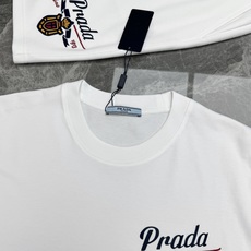 一套 Prada普拉达新款夏季套装🆕男女同款❤️T恤+短裤,简约设计+品牌刺绣徽标,烫画工艺.简约高级. 一套 Prada普拉达新款夏季套装🆕男女同款❤️T恤+短裤,简约设计+品牌刺绣徽标,烫画工艺.简约高级.