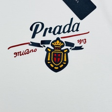 一套 Prada普拉达新款夏季套装🆕男女同款❤️T恤+短裤,简约设计+品牌刺绣徽标,烫画工艺.简约高级. 一套 Prada普拉达新款夏季套装🆕男女同款❤️T恤+短裤,简约设计+品牌刺绣徽标,烫画工艺.简约高级.