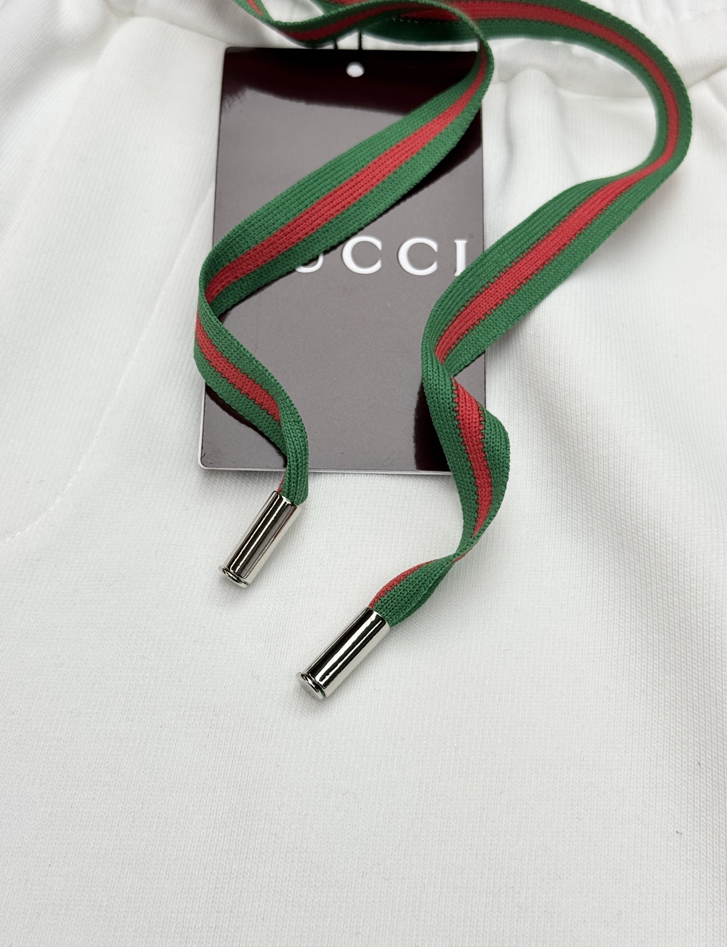 短裤GUCCI的马术DNA穿在身上，经典红绿织带与双G印花碰撞，自带复古潮酷buff。宽松直筒版型不挑腿