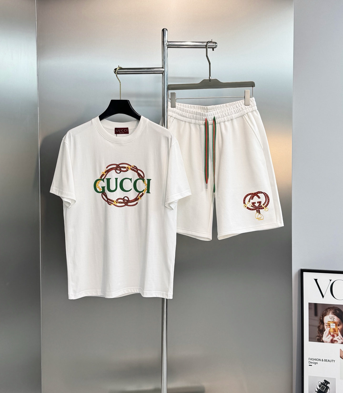 短裤GUCCI的马术DNA穿在身上，经典红绿织带与双G印花碰撞，自带复古潮酷buff。宽松直筒版型不挑腿