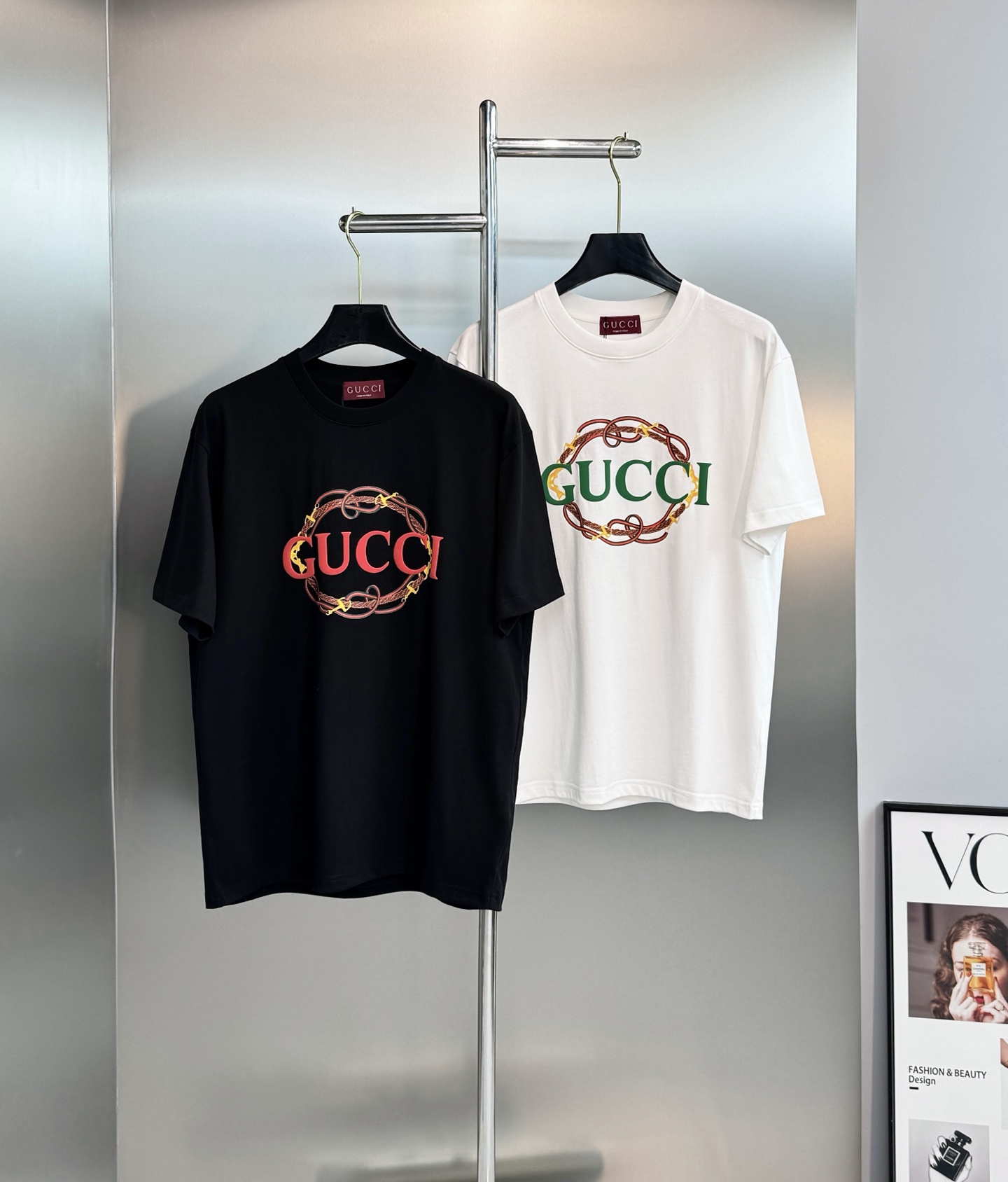 Gucci马年限定T恤，采用纯棉材质，柔软透气，夏天穿超舒服！胸前双G刺绣+马蹄铁元素，红黄配色超有新年