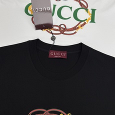 Gucci马年限定T恤,采用纯棉材质,柔软透气,夏天穿超舒服!胸前双G刺绣+马蹄铁元素,红黄配色超有新年 Gucci马年限定T恤,采用纯棉材质,柔软透气,夏天穿超舒服!胸前双G刺绣+马蹄铁元素,红黄配色超有新年