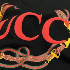 Gucci马年限定T恤,采用纯棉材质,柔软透气,夏天穿超舒服!胸前双G刺绣+马蹄铁元素,红黄配色超有新年 Gucci马年限定T恤,采用纯棉材质,柔软透气,夏天穿超舒服!胸前双G刺绣+马蹄铁元素,红黄配色超有新年