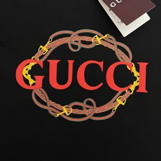Gucci马年限定T恤,采用纯棉材质,柔软透气,夏天穿超舒服!胸前双G刺绣+马蹄铁元素,红黄配色超有新年 Gucci马年限定T恤,采用纯棉材质,柔软透气,夏天穿超舒服!胸前双G刺绣+马蹄铁元素,红黄配色超有新年