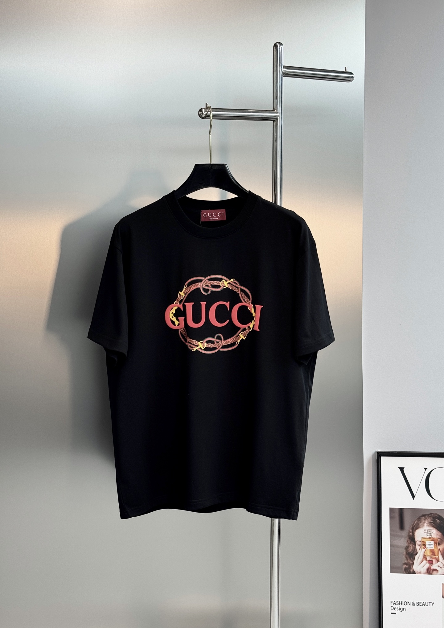 Gucci马年限定T恤,采用纯棉材质,柔软透气,夏天穿超舒服!胸前双G刺绣+马蹄铁元素,红黄配色超有新年 Gucci马年限定T恤,采用纯棉材质,柔软透气,夏天穿超舒服!胸前双G刺绣+马蹄铁元素,红黄配色超有新年