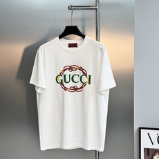 Gucci马年限定T恤,采用纯棉材质,柔软透气,夏天穿超舒服!胸前双G刺绣+马蹄铁元素,红黄配色超有新年 Gucci马年限定T恤,采用纯棉材质,柔软透气,夏天穿超舒服!胸前双G刺绣+马蹄铁元素,红黄配色超有新年