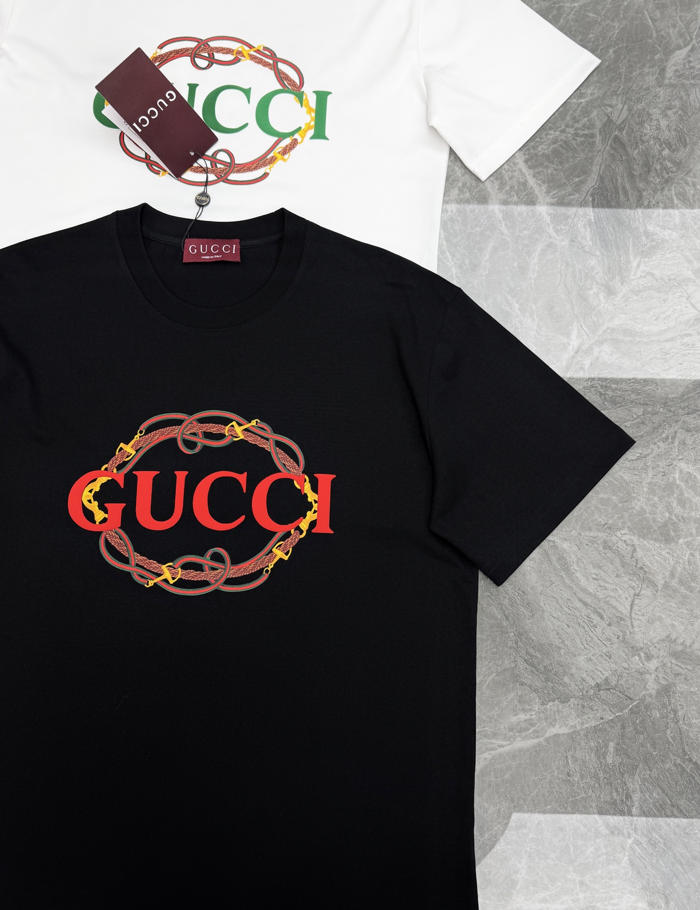 Gucci马年限定T恤,采用纯棉材质,柔软透气,夏天穿超舒服!胸前双G刺绣+马蹄铁元素,红黄配色超有新年 Gucci马年限定T恤,采用纯棉材质,柔软透气,夏天穿超舒服!胸前双G刺绣+马蹄铁元素,红黄配色超有新年