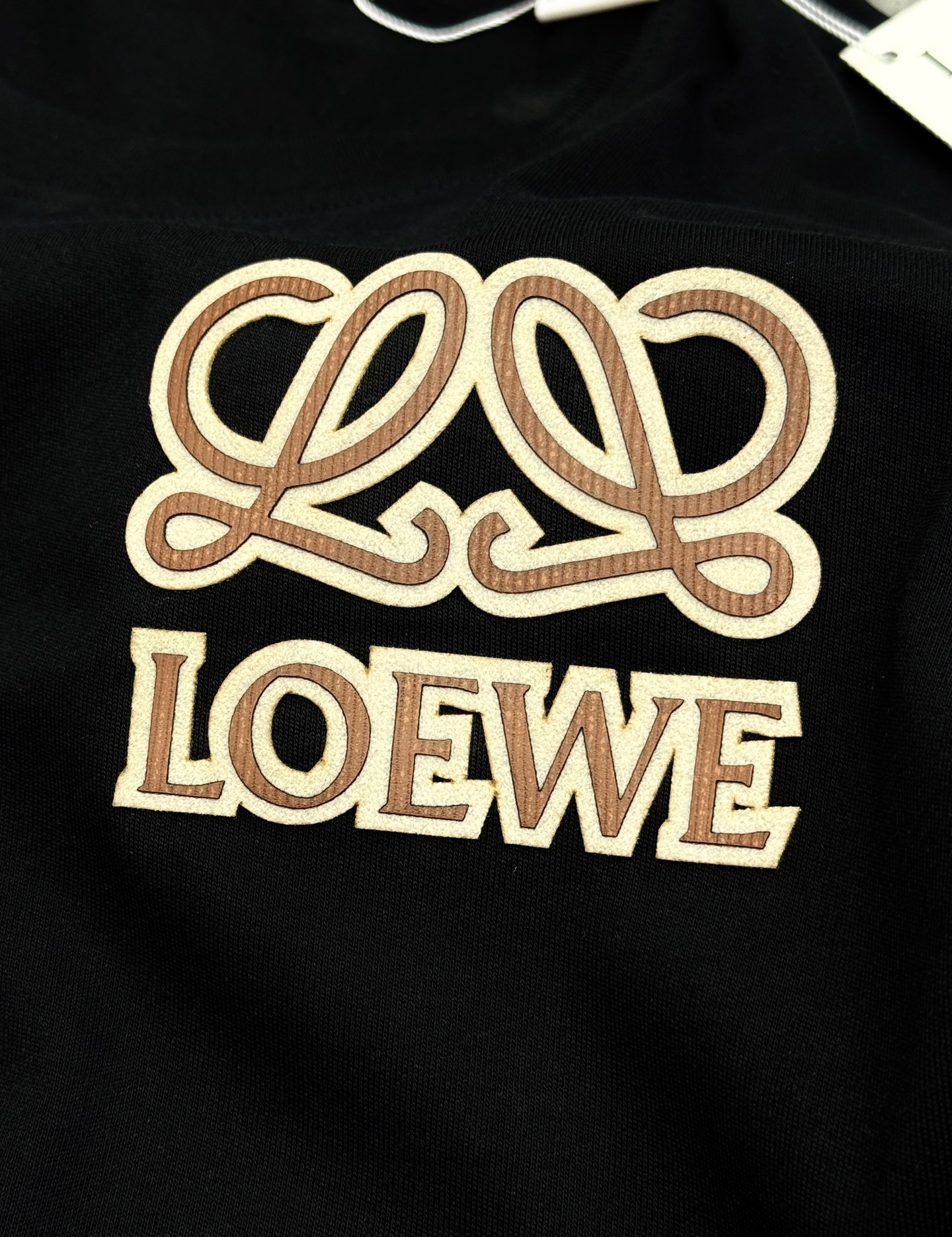 一套LOEWE罗意威新品短袖套装，夏季热卖.男女同款❤️短袖T恤+运动短裤，简约设计+品牌标志性Anag