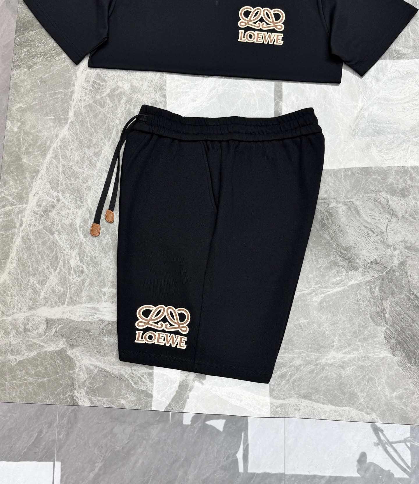 一套LOEWE罗意威新品短袖套装，夏季热卖.男女同款❤️短袖T恤+运动短裤，简约设计+品牌标志性Anag
