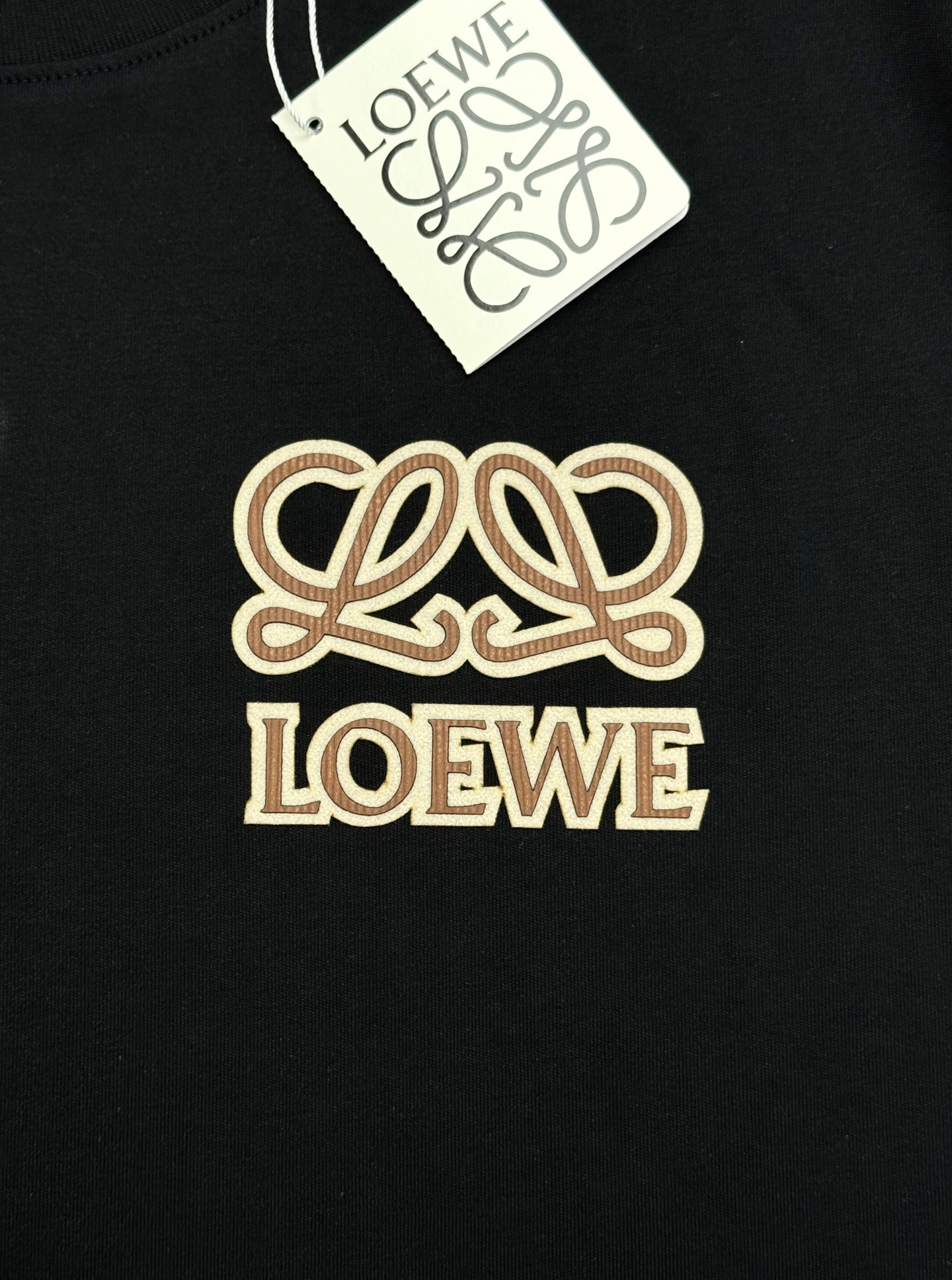 一套LOEWE罗意威新品短袖套装，夏季热卖.男女同款❤️短袖T恤+运动短裤，简约设计+品牌标志性Anag