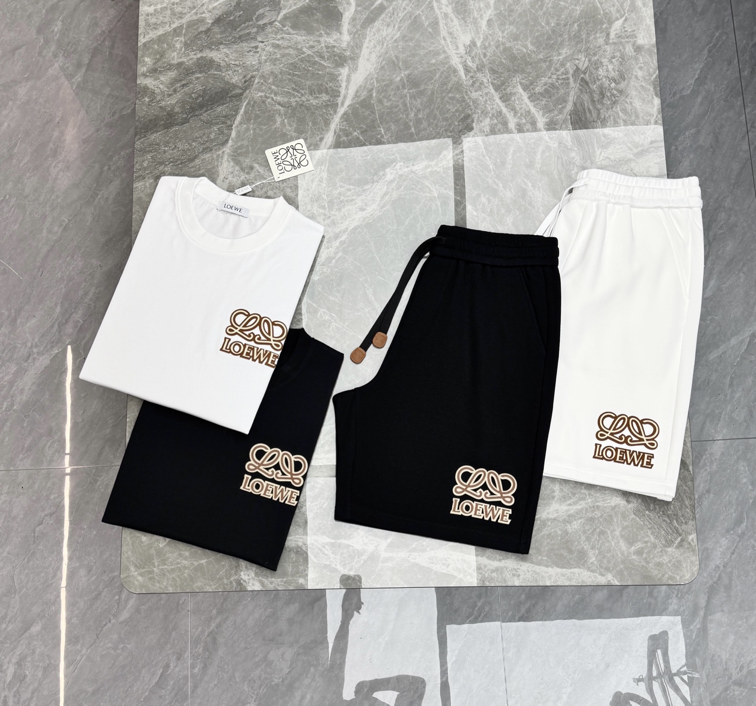 一套LOEWE罗意威新品短袖套装，夏季热卖.男女同款❤️短袖T恤+运动短裤，简约设计+品牌标志性Anag