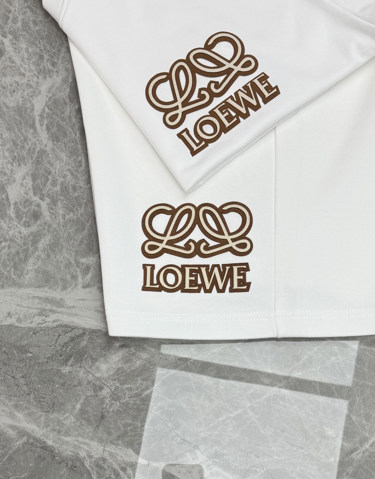 一套LOEWE罗意威新品短袖套装，夏季热卖.男女同款❤️短袖T恤+运动短裤，简约设计+品牌标志性Anag