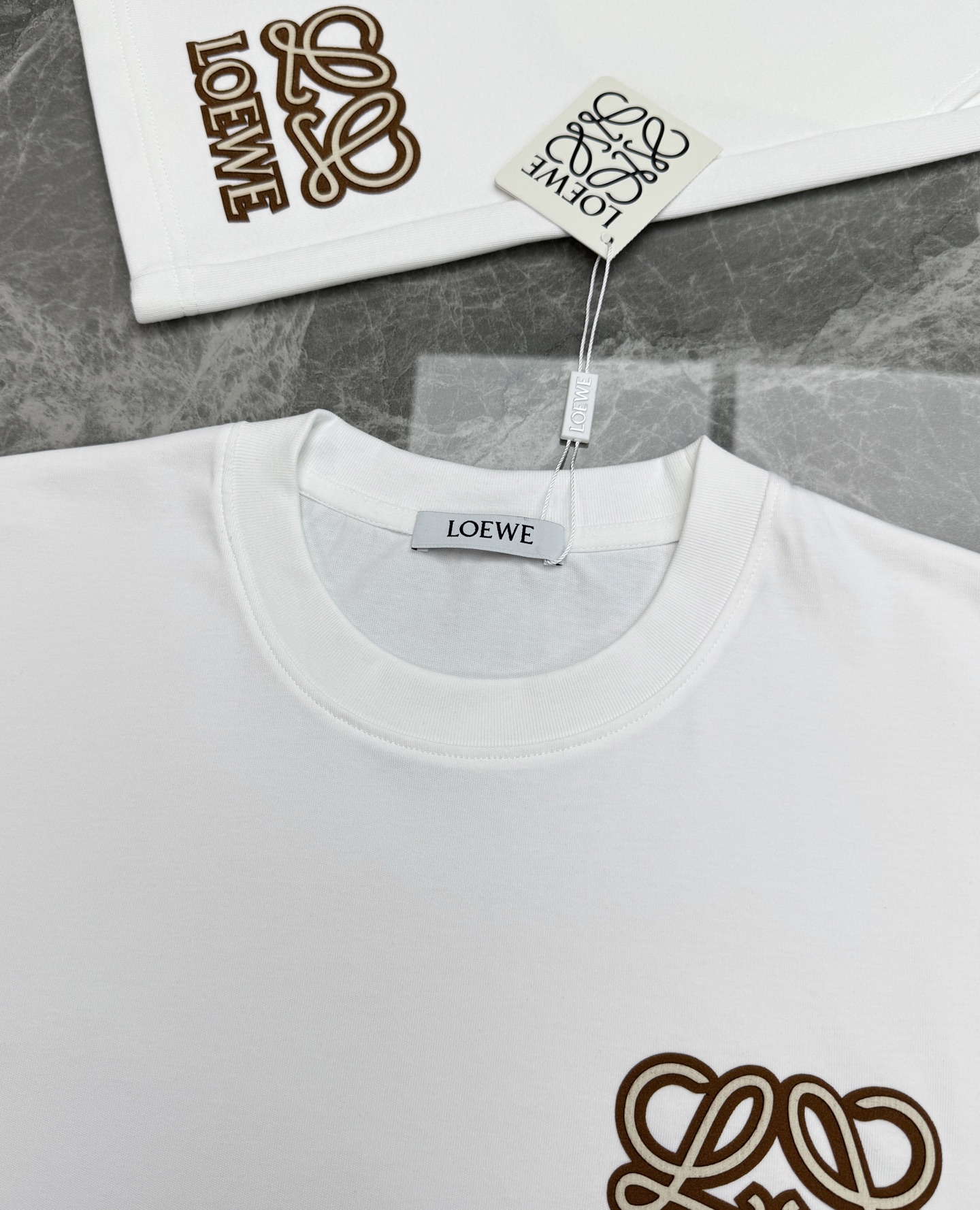 一套LOEWE罗意威新品短袖套装，夏季热卖.男女同款❤️短袖T恤+运动短裤，简约设计+品牌标志性Anag