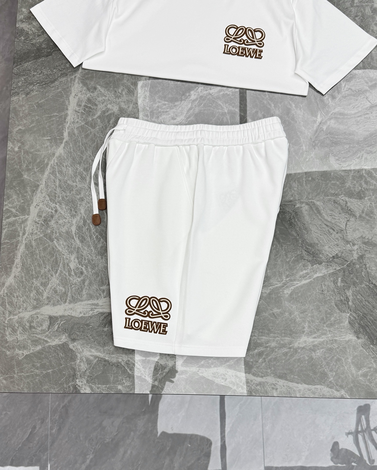 一套LOEWE罗意威新品短袖套装，夏季热卖.男女同款❤️短袖T恤+运动短裤，简约设计+品牌标志性Anag