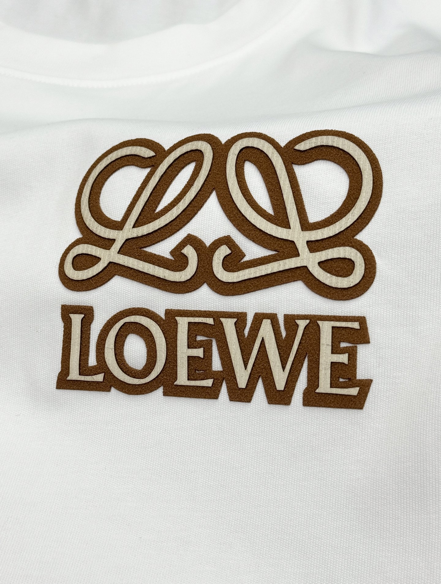 一套LOEWE罗意威新品短袖套装，夏季热卖.男女同款❤️短袖T恤+运动短裤，简约设计+品牌标志性Anag