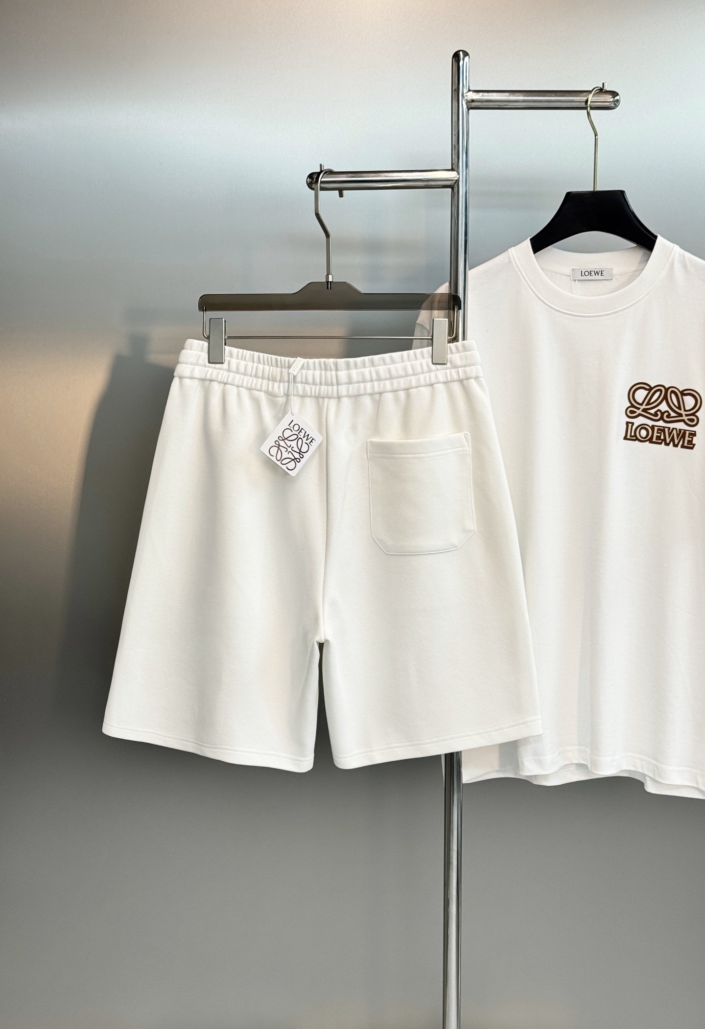 一套LOEWE罗意威新品短袖套装，夏季热卖.男女同款❤️短袖T恤+运动短裤，简约设计+品牌标志性Anag