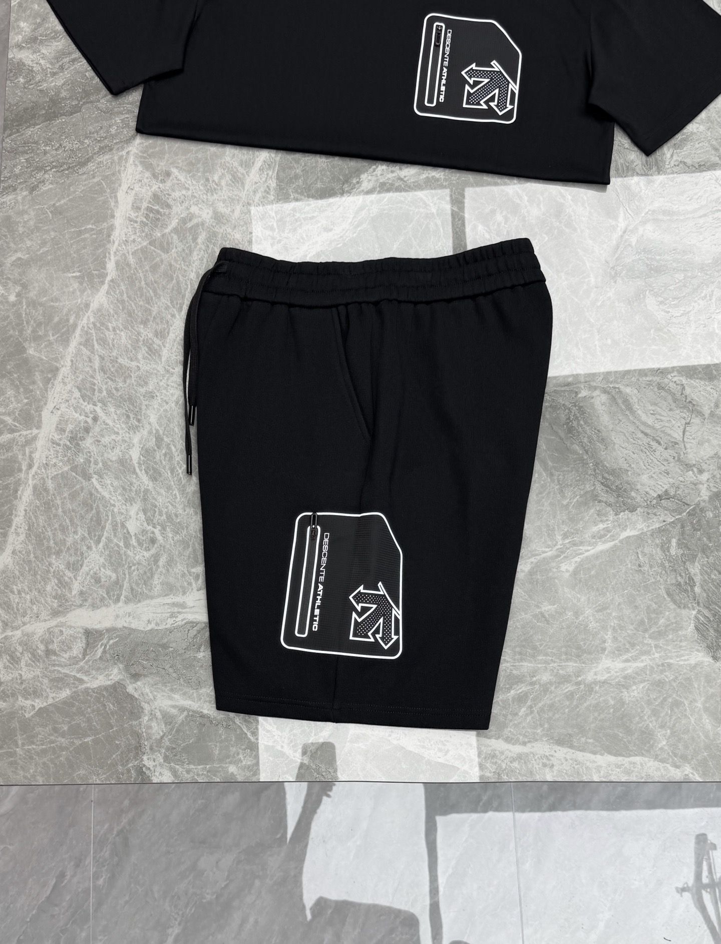 一套迪桑特Descente 新款夏季套装.男女同款❤️纯色系.口袋设计.胸口及大腿外侧搭配品牌图形口袋. 一套迪桑特Descente 新款夏季套装.男女同款❤️纯色系.口袋设计.胸口及大腿外侧搭配品牌图形口袋.
