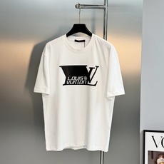 驴牌*路易威登新款潮牌T恤.2026情侣款短袖T恤,280g纯棉材质,亲肤透气,春夏穿超舒服!胸前及后背金色LV标识,简 驴牌*路易威登新款潮牌T恤.2026情侣款短袖T恤,280g纯棉材质,亲肤透气,春夏穿超舒服!胸前及后背金色LV标识,简