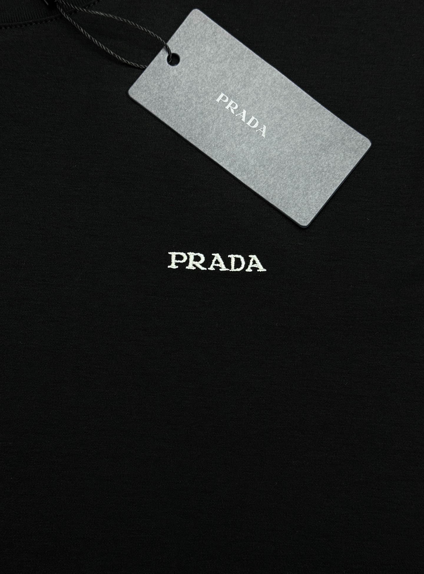 PRADA普拉达26春夏原单T恤.基础款推荐❤️经典字母Prada立体刺绣🪡 经由高逼格绣花厂3D立体工艺过程制作.经典