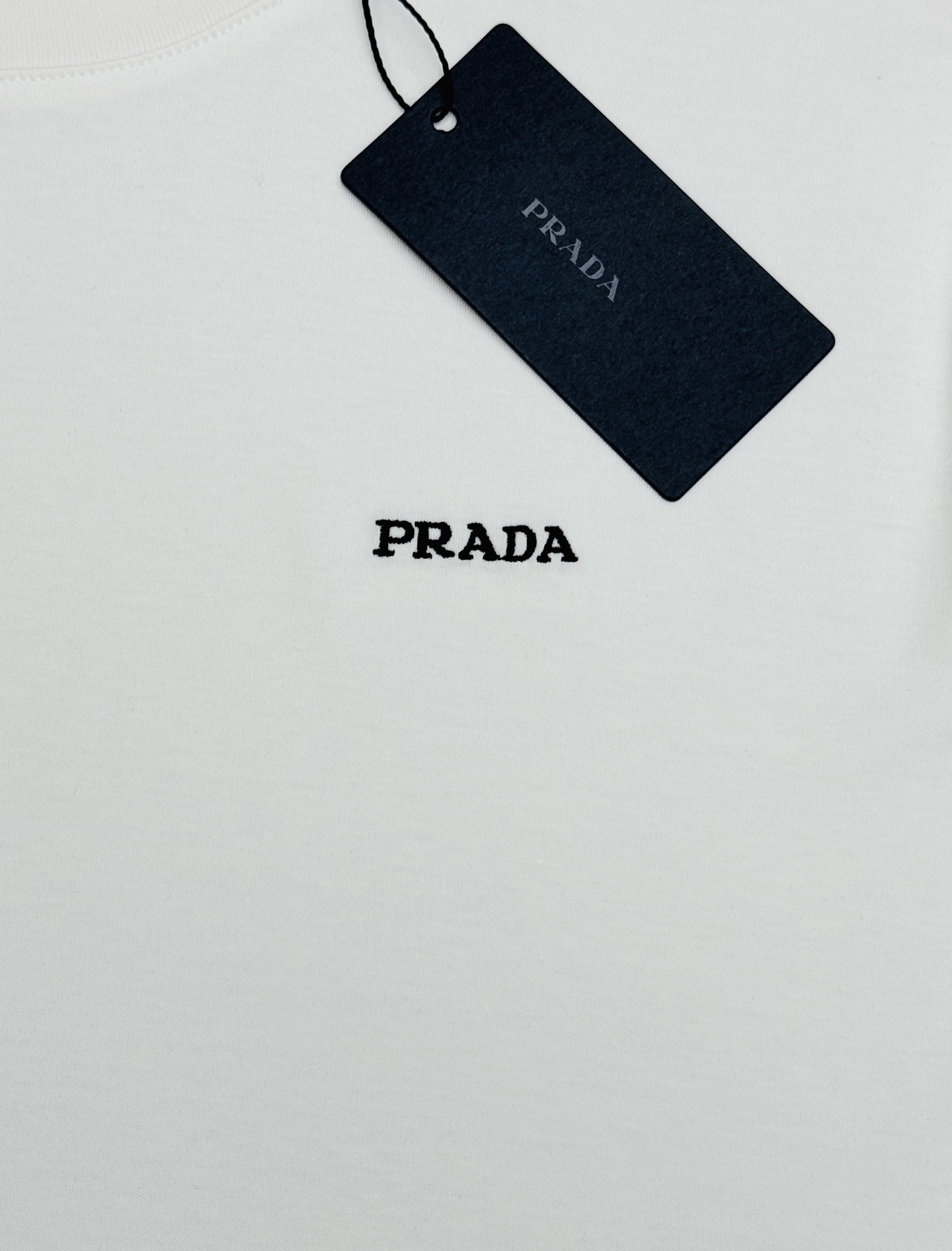PRADA普拉达26春夏原单T恤.基础款推荐❤️经典字母Prada立体刺绣🪡 经由高逼格绣花厂3D立体工艺过程制作.经典