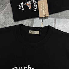 一套Burberry巴宝莉新款潮牌夏季套装🆕男女同款❤️短袖+短裤,黑白主调+复古骑士标&“London 一套Burberry巴宝莉新款潮牌夏季套装🆕男女同款❤️短袖+短裤,黑白主调+复古骑士标&“London