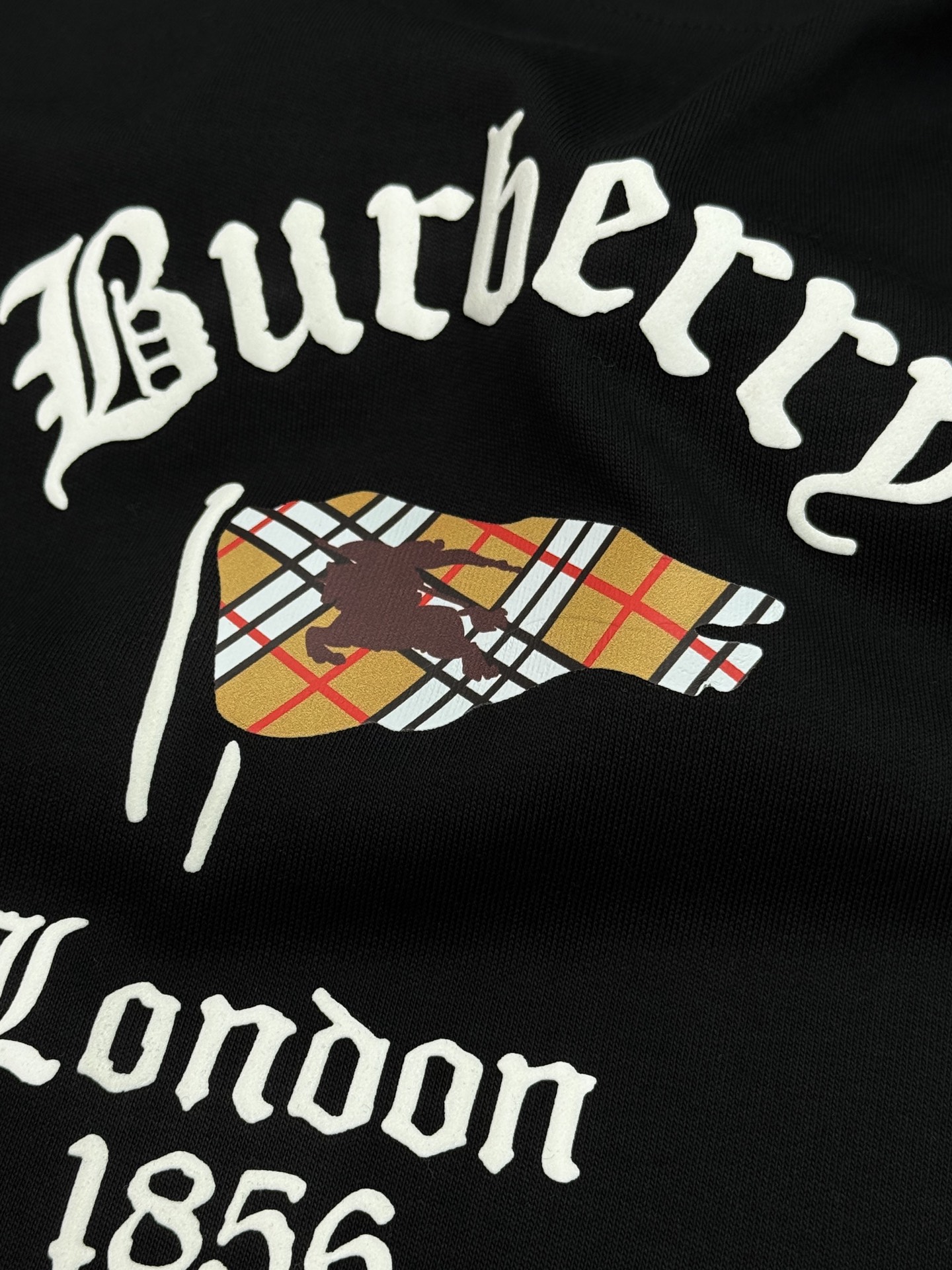一套Burberry巴宝莉新款潮牌夏季套装🆕男女同款❤️短袖+短裤,黑白主调+复古骑士标&“London 一套Burberry巴宝莉新款潮牌夏季套装🆕男女同款❤️短袖+短裤,黑白主调+复古骑士标&“London