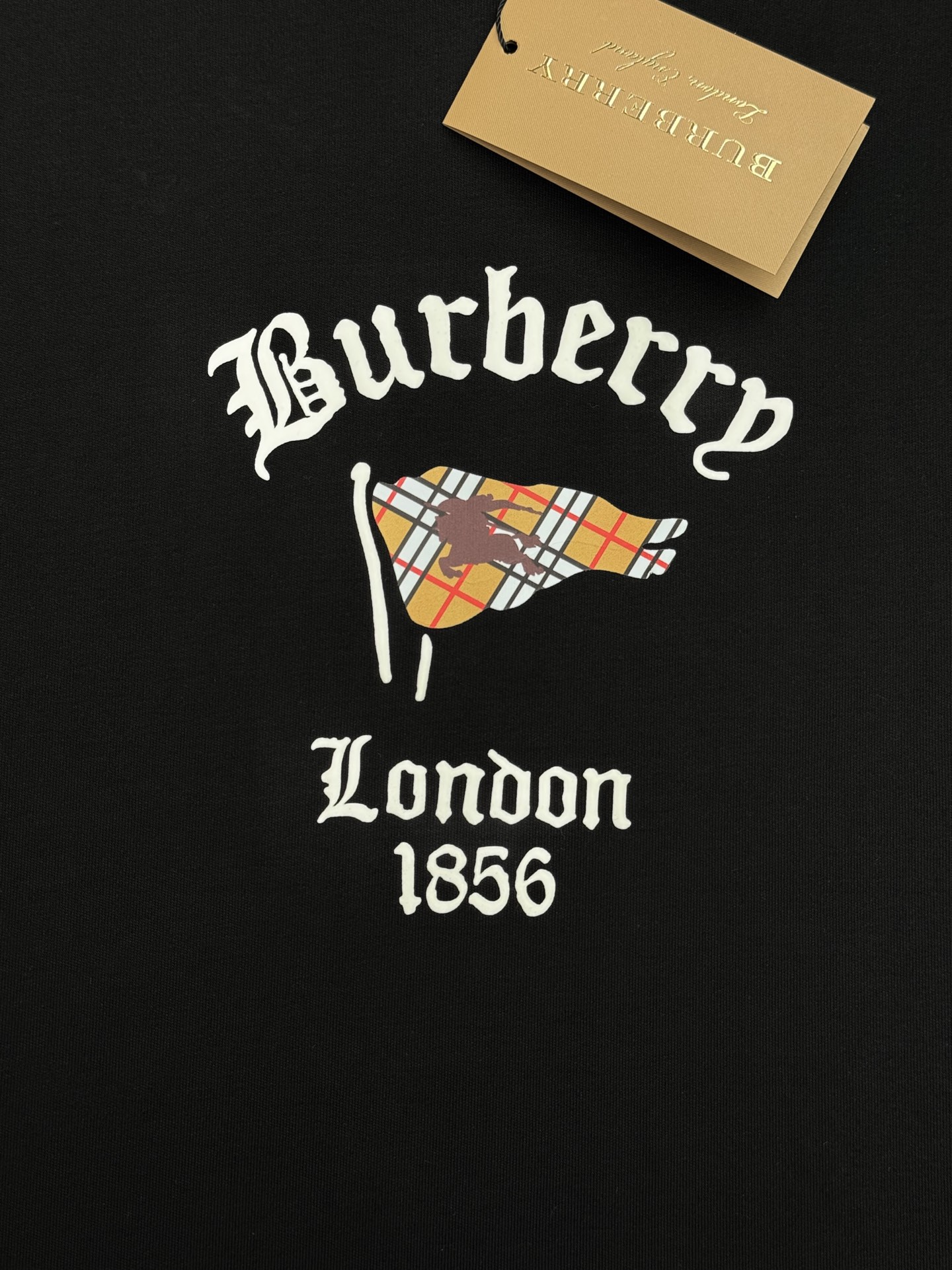 一套Burberry巴宝莉新款潮牌夏季套装🆕男女同款❤️短袖+短裤,黑白主调+复古骑士标&“London 一套Burberry巴宝莉新款潮牌夏季套装🆕男女同款❤️短袖+短裤,黑白主调+复古骑士标&“London