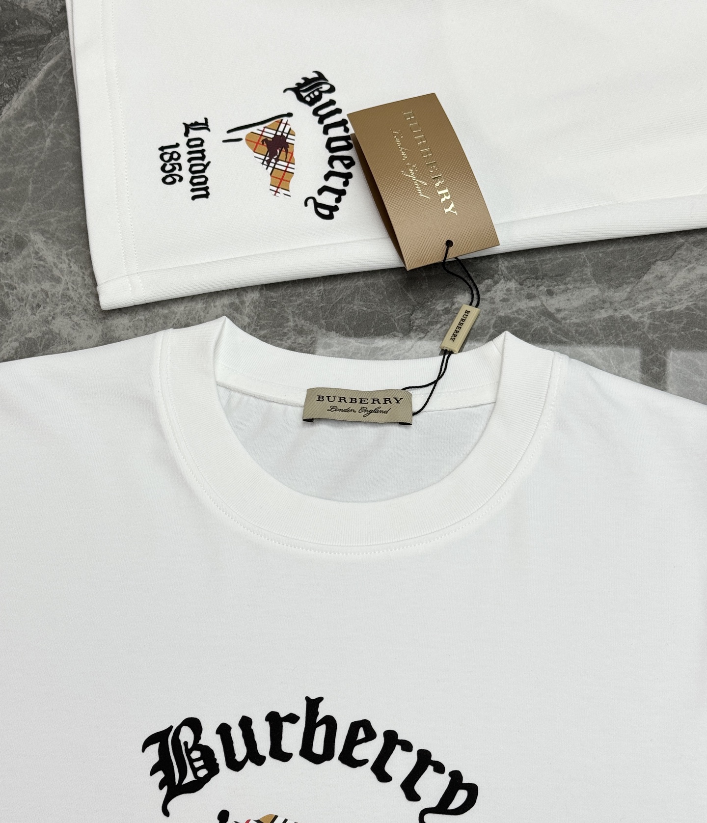一套Burberry巴宝莉新款潮牌夏季套装🆕男女同款❤️短袖+短裤,黑白主调+复古骑士标&“London 一套Burberry巴宝莉新款潮牌夏季套装🆕男女同款❤️短袖+短裤,黑白主调+复古骑士标&“London