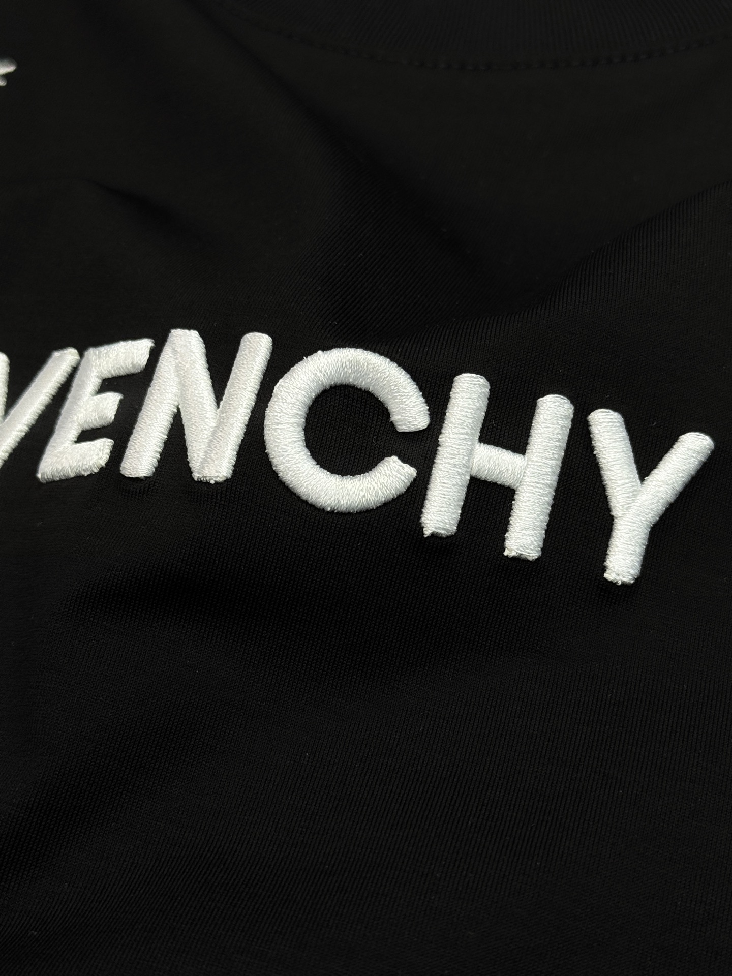 Givenchy纪梵希新款丝光棉T恤❤️简约设计+撞色Logo，辨识度超高！胸口品牌Givenchy字母立体饱满刺绣工艺