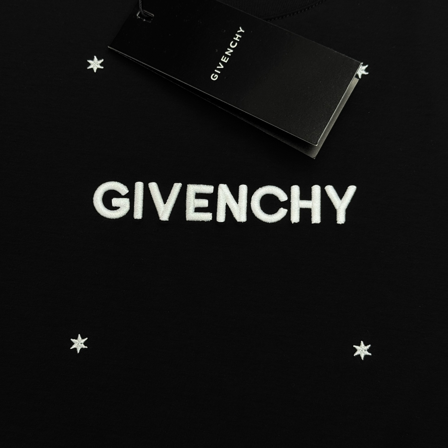 Givenchy纪梵希新款丝光棉T恤❤️简约设计+撞色Logo，辨识度超高！胸口品牌Givenchy字母立体饱满刺绣工艺