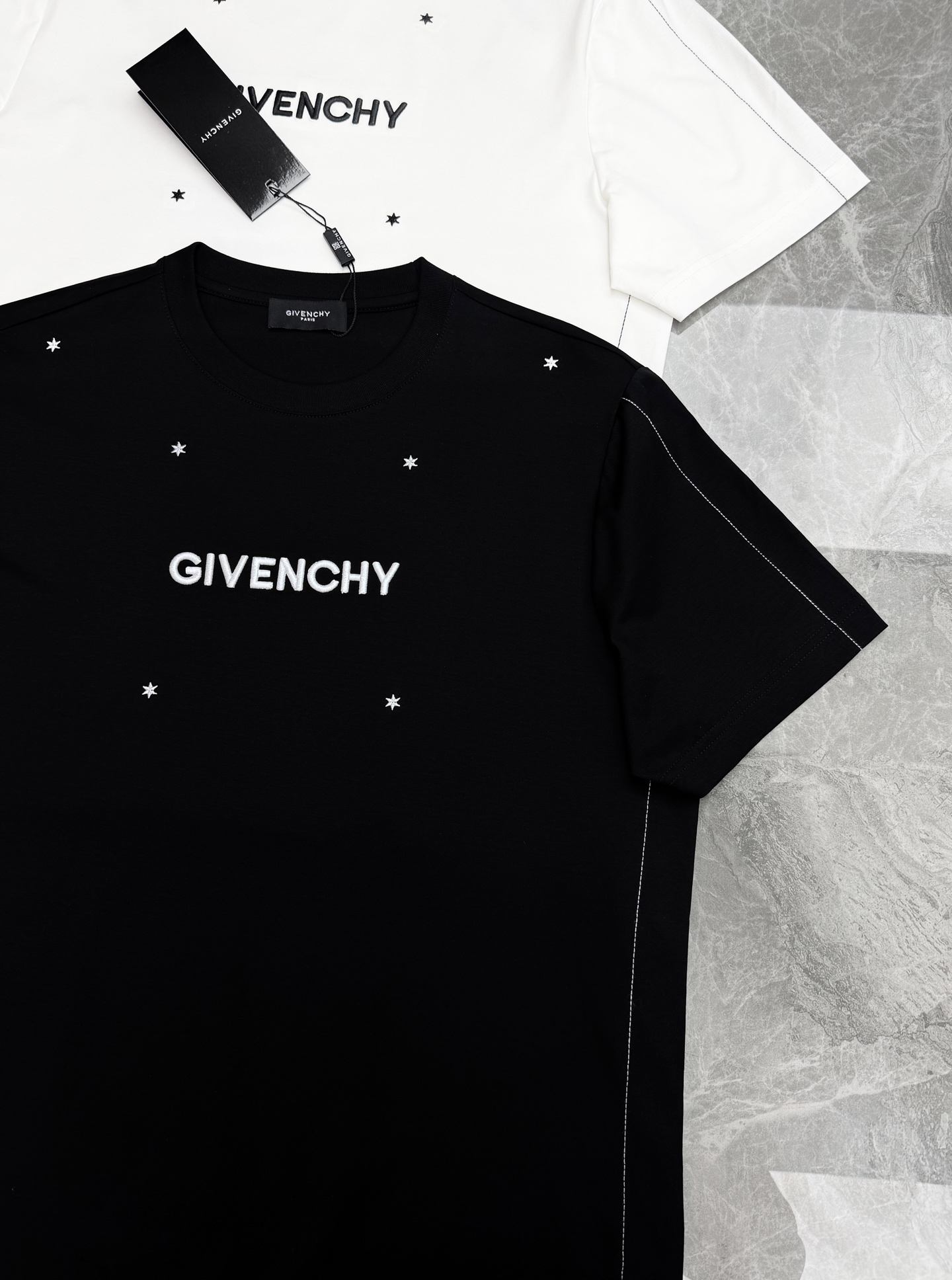 Givenchy纪梵希新款丝光棉T恤❤️简约设计+撞色Logo，辨识度超高！胸口品牌Givenchy字母立体饱满刺绣工艺