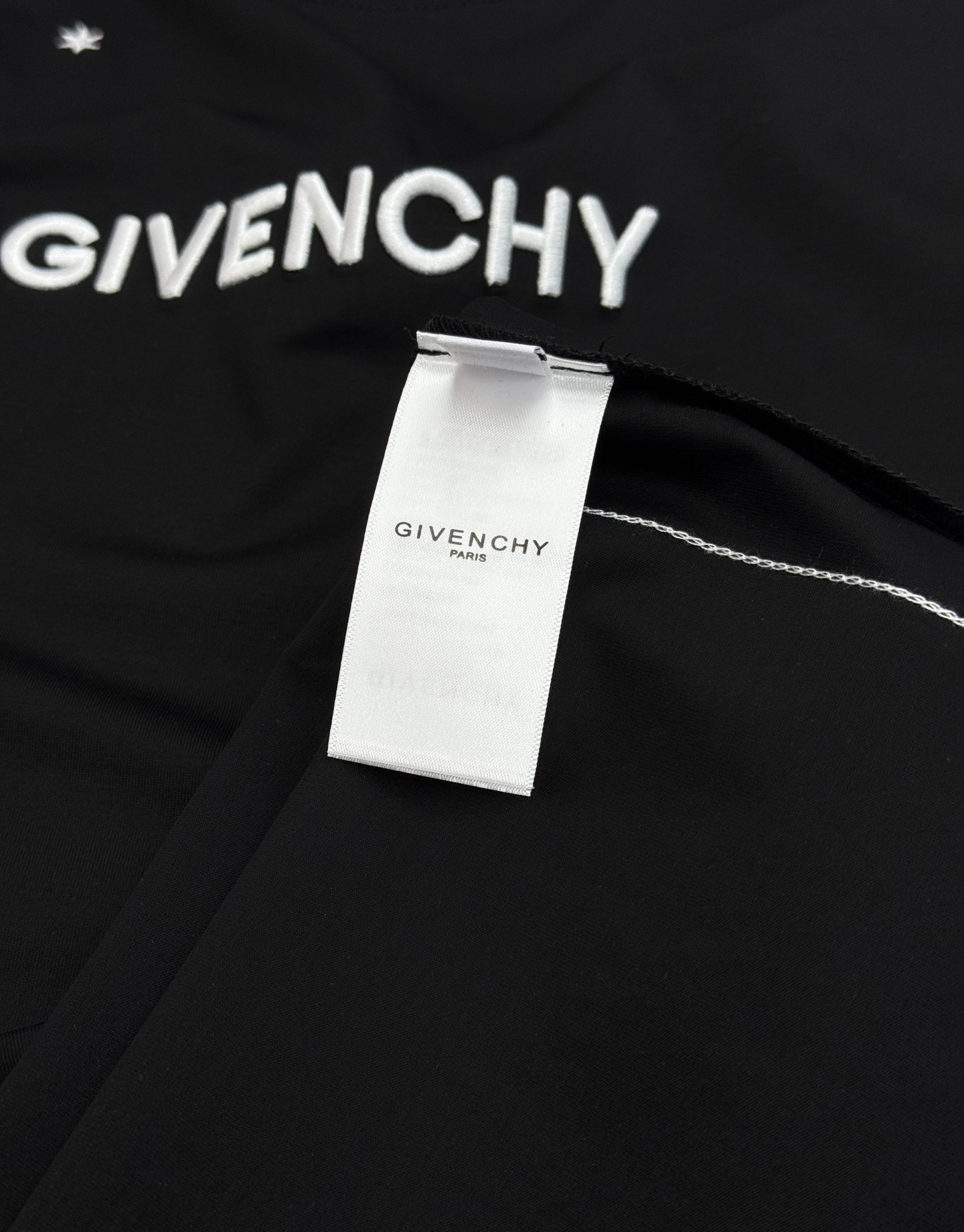 Givenchy纪梵希新款丝光棉T恤❤️简约设计+撞色Logo，辨识度超高！胸口品牌Givenchy字母立体饱满刺绣工艺