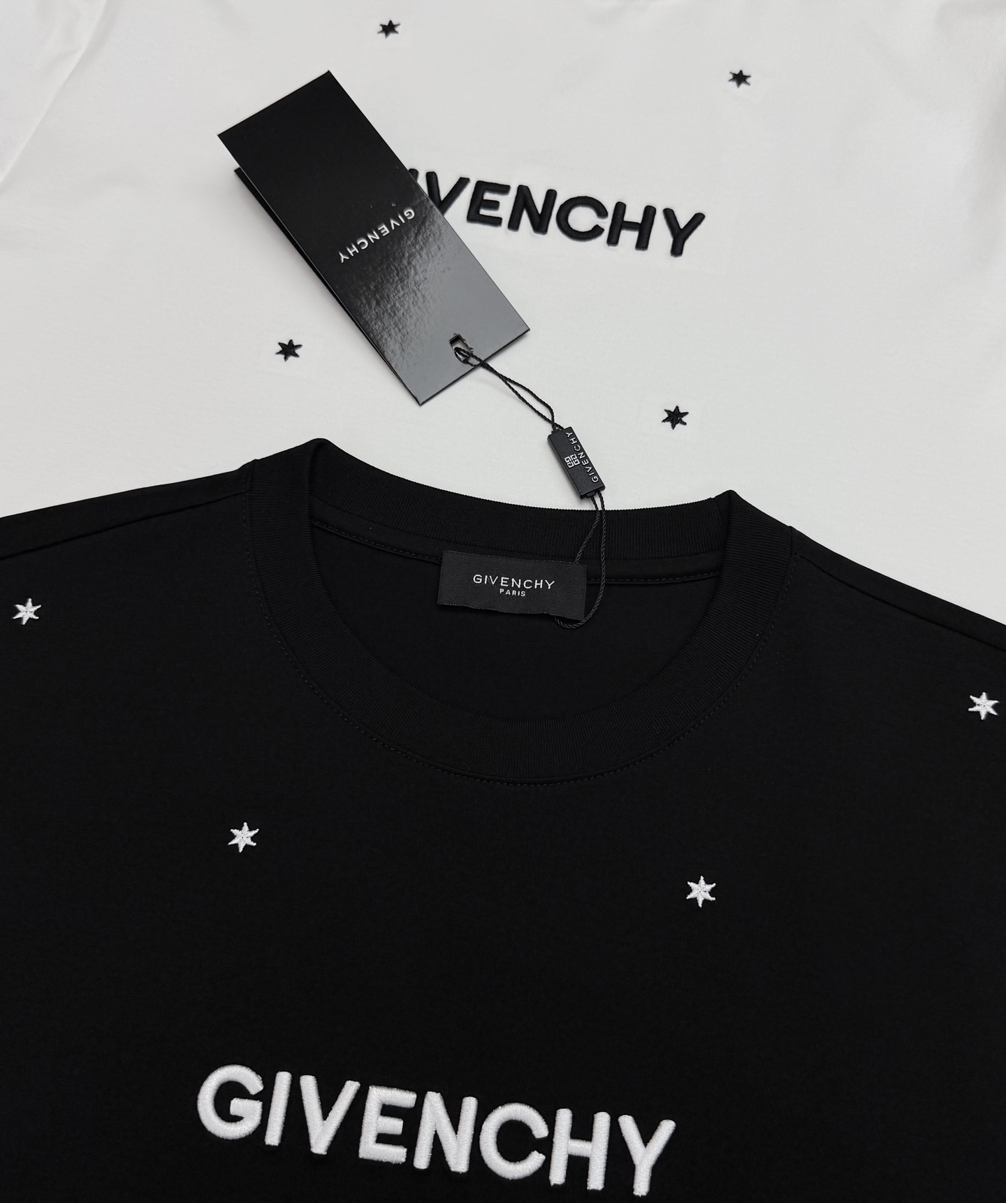 Givenchy纪梵希新款丝光棉T恤❤️简约设计+撞色Logo，辨识度超高！胸口品牌Givenchy字母立体饱满刺绣工艺