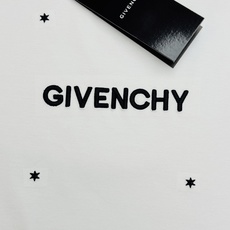 Givenchy纪梵希新款丝光棉T恤❤️简约设计+撞色Logo,辨识度超高!胸口品牌Givenchy字母立体饱满刺绣工艺 Givenchy纪梵希新款丝光棉T恤❤️简约设计+撞色Logo,辨识度超高!胸口品牌Givenchy字母立体饱满刺绣工艺