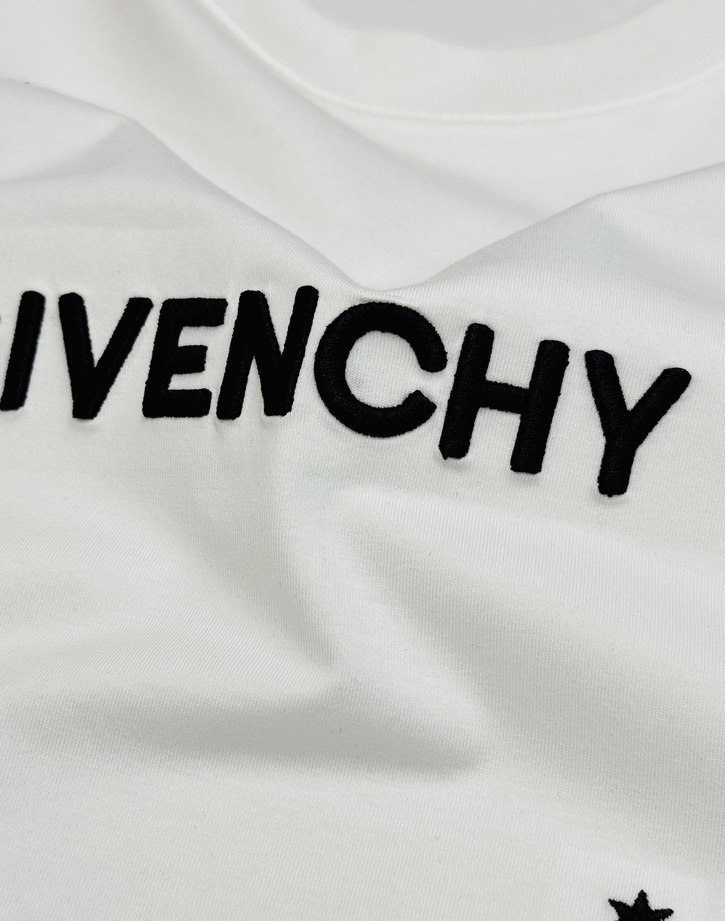 Givenchy纪梵希新款丝光棉T恤❤️简约设计+撞色Logo,辨识度超高!胸口品牌Givenchy字母立体饱满刺绣工艺 Givenchy纪梵希新款丝光棉T恤❤️简约设计+撞色Logo,辨识度超高!胸口品牌Givenchy字母立体饱满刺绣工艺