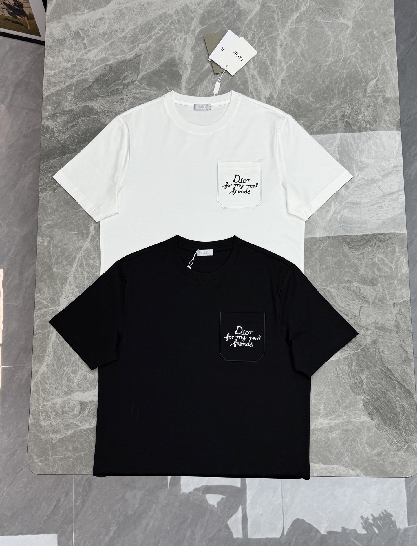 Dior迪奥新款丝光棉T恤.26s经典Logo口袋短袖.原单推荐❤️采用100%190g丝光棉，柔软亲肤又透气，日常穿着