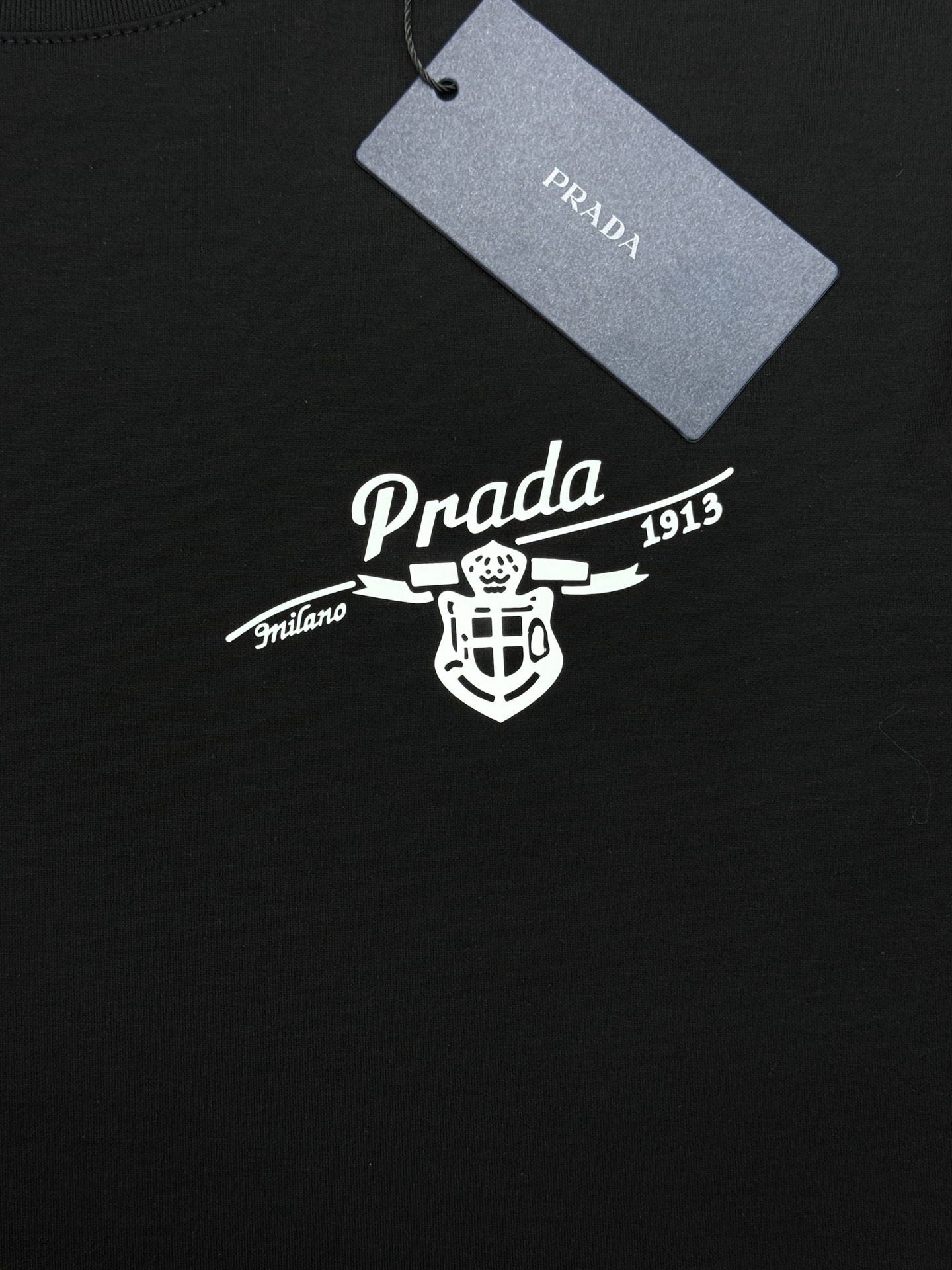 PRADA普拉达26s春夏季新款丝光棉T恤.胸前经典字母图形立体烫画经典之作！！！客供190g丝光棉面料，手感质感超级舒